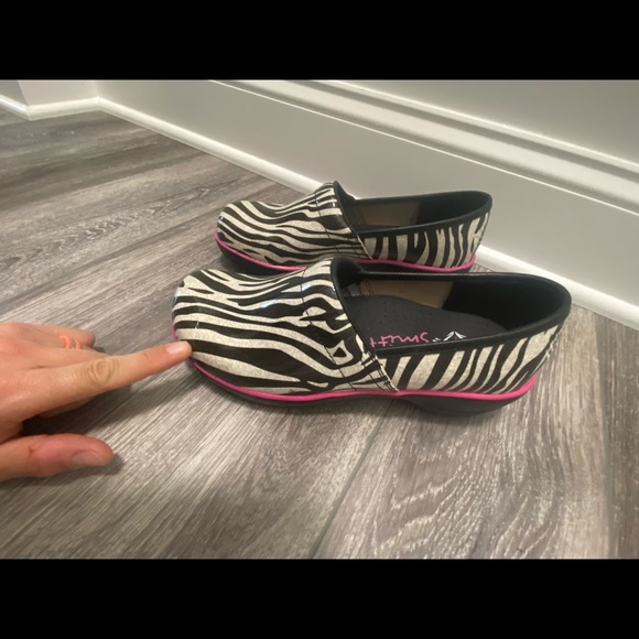 Smitten Slip Resistant Nursing Clogs - Picture 3 of 7